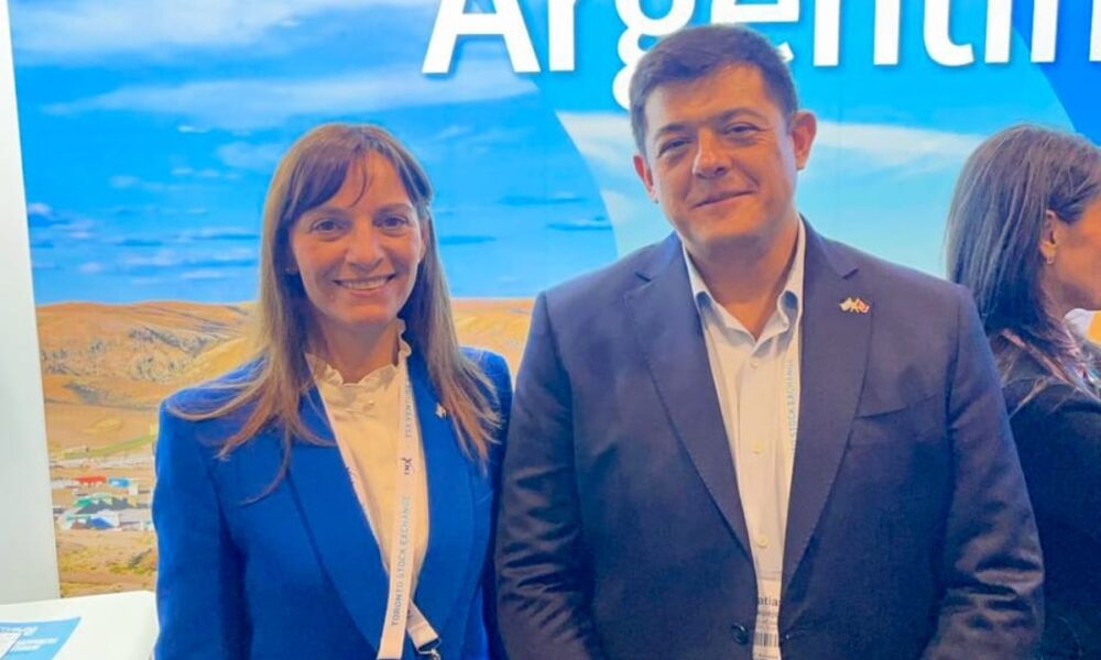 Josefina Martínez Gramuglia (Embajadora Argentina en Canadá) y Matías Espejo (intendente de Jáchal)